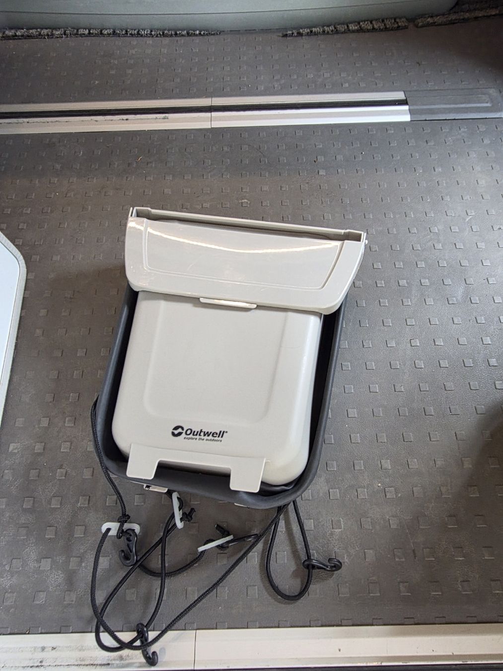 VW Altri accessori per camping: Outwell Mülleimer vw bus  bully california – Usato da Unterterzen venduto da Twandy4