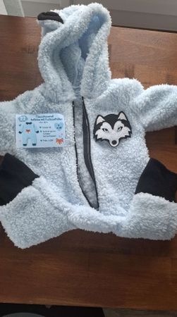 Baby Flauscheoverall hellblau mit Aufnäher Grösse 62