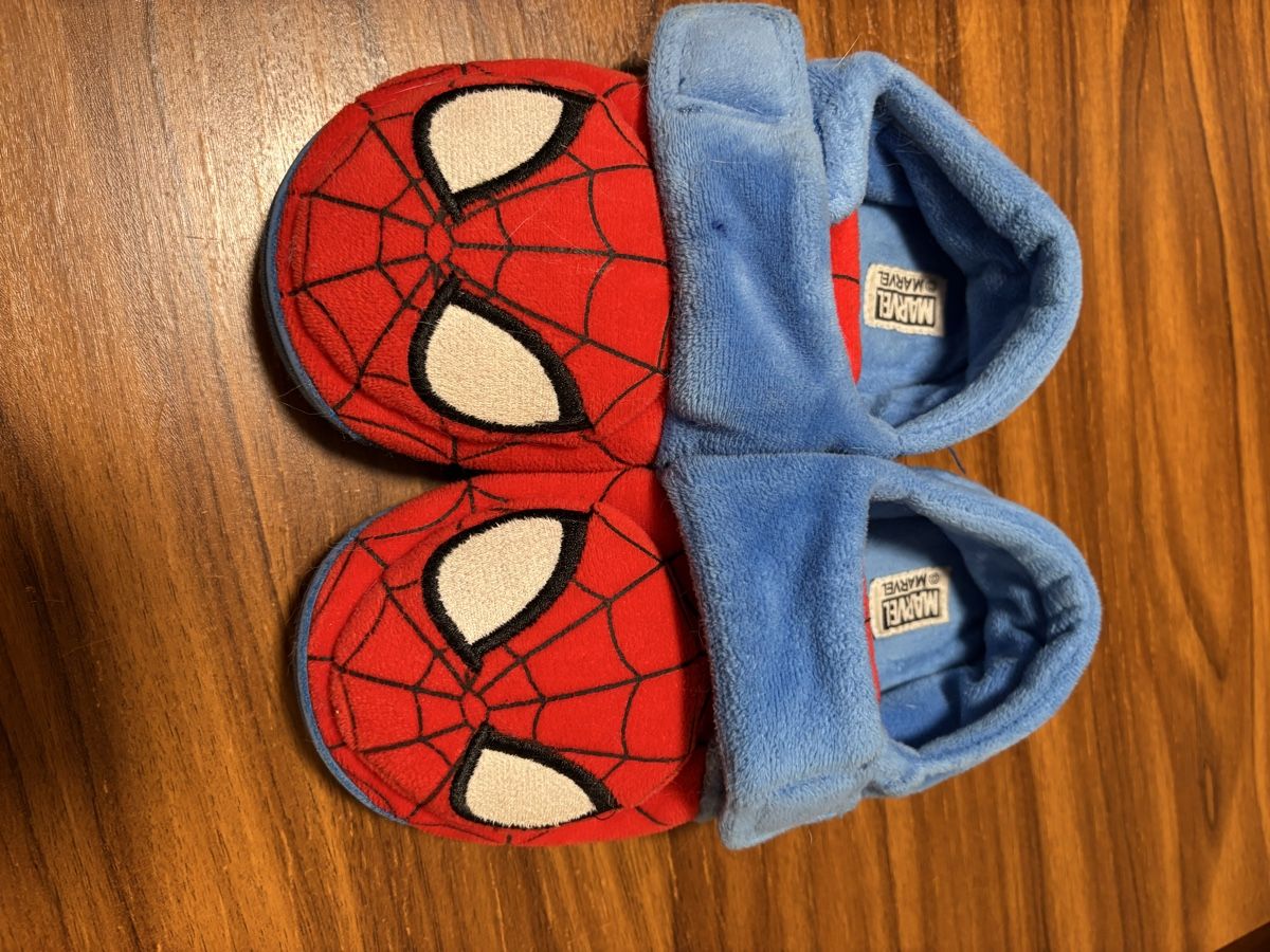 Scarpe per ragazzi: Hausschuhe Spiderman Grösse 24/25 Kinder – Usato da Siebnen venduto da neb_tt6h