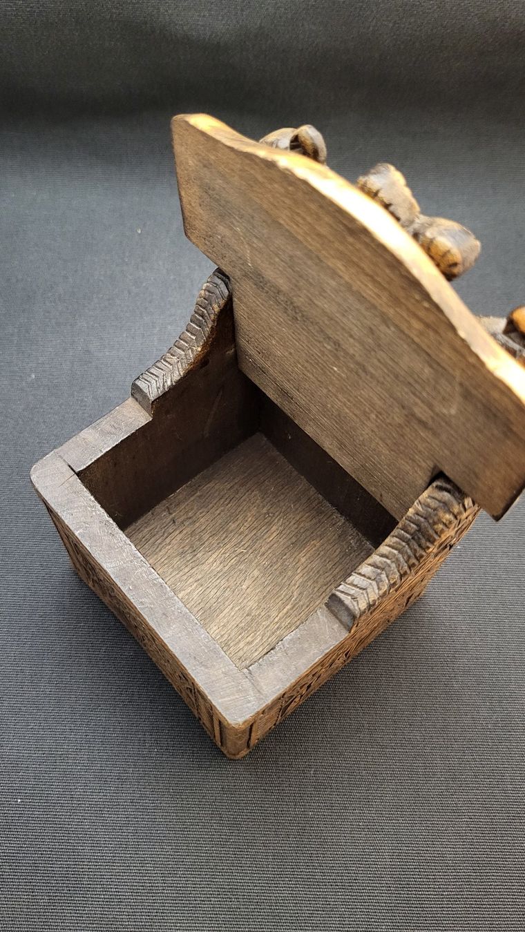 Figurines: Holzschnitzerei Salz-Behälter – D'occasion à Basel par spinne02 8
