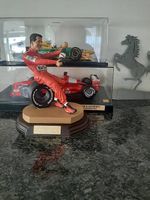 Michael Schumacher, neuwertig, war in einer Vitrine