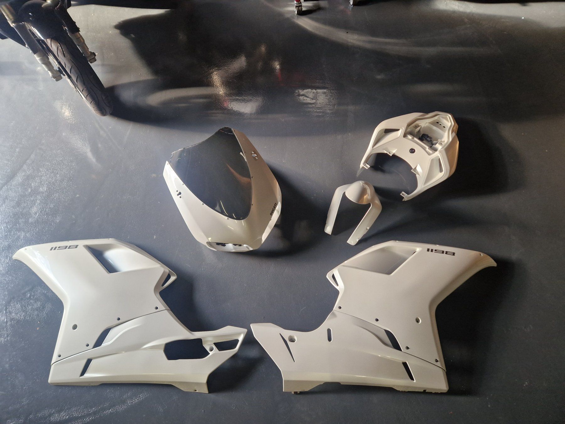 Ducati Tutti i ricambio per moto: Ducati 1198 Verschalung perlweiss, ORIGINAL – Usato da Zofingen venduto da alb_l99r