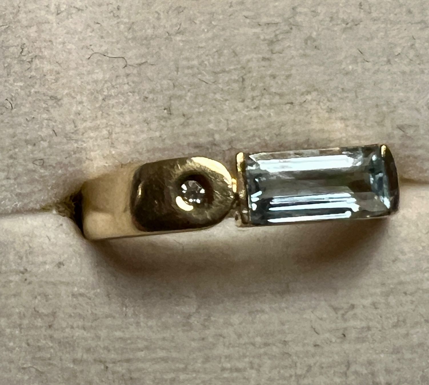 Bagues: Gold-Ring 18 K mit Stein und Diamant – D'occasion à Chur par Penting1935 1