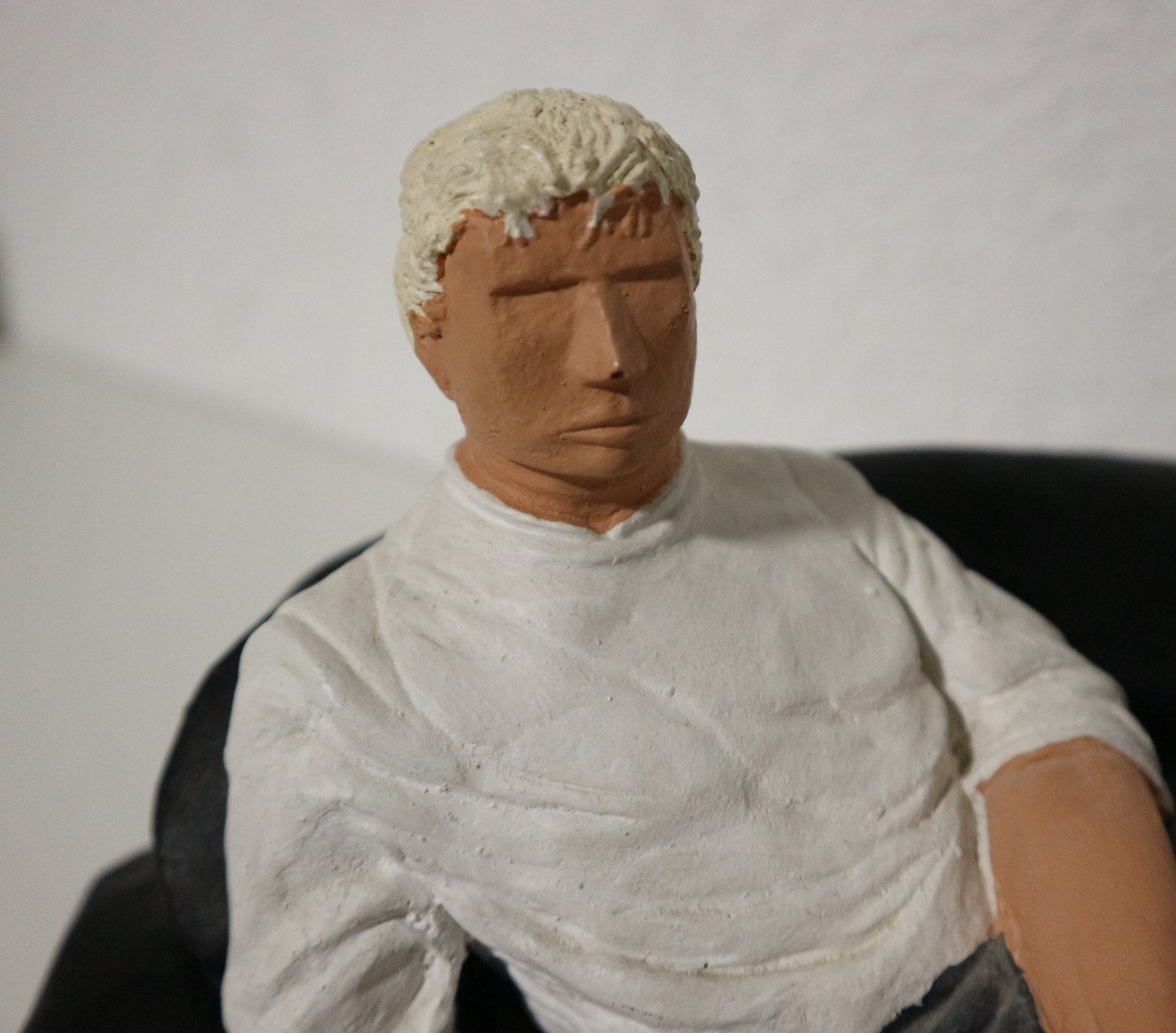 Statuette: Deko-Figur -  Zeitung Mann auf Sofa – Usato da Auw venduto da beretta1966 3