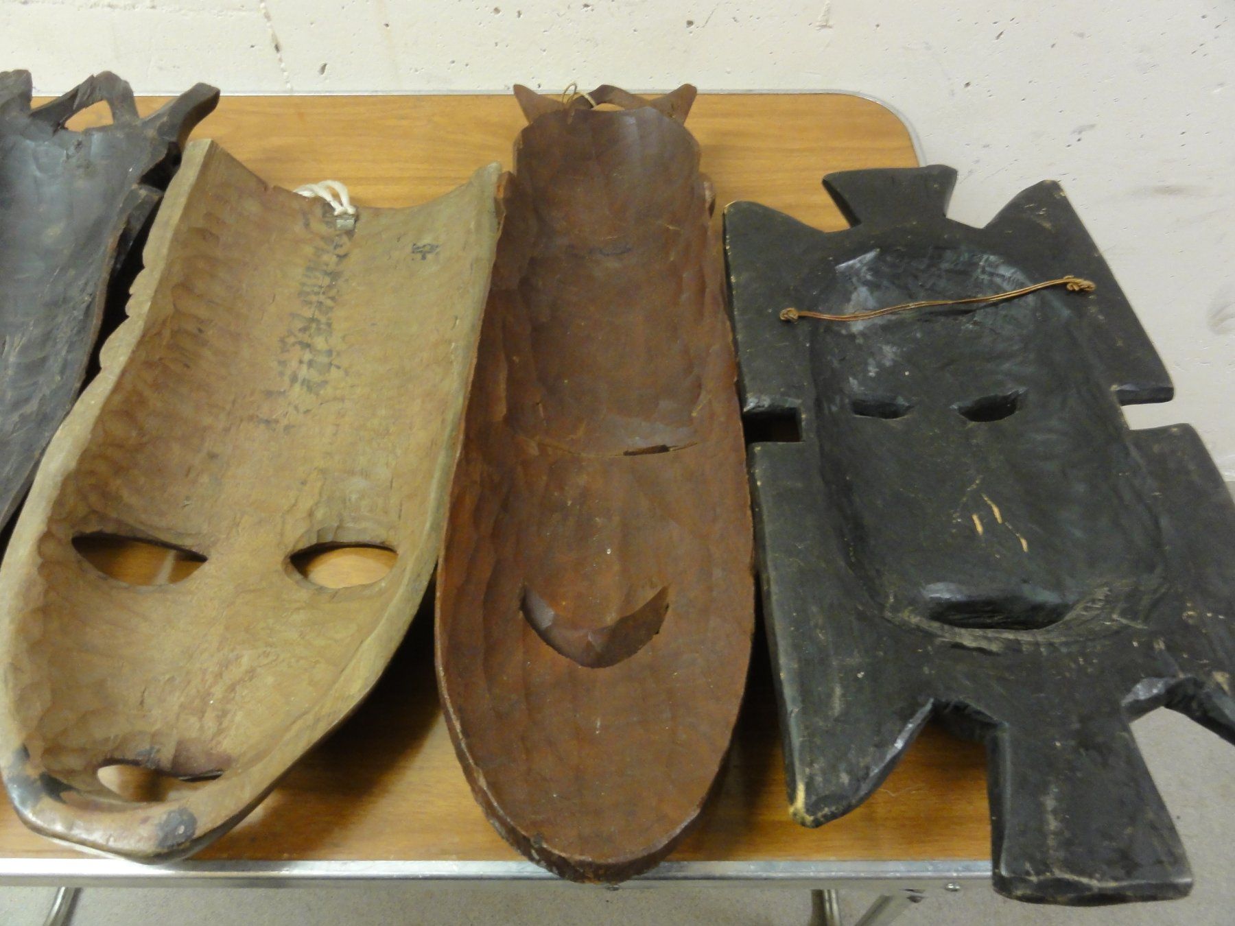 Internationale Kunst: Dekorative Holzmasken Sieben Stück – Gebraucht aus Zürich von Putsch92 5