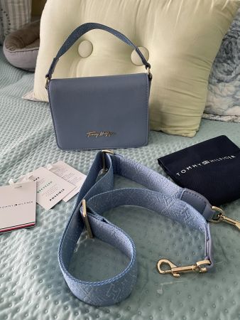 Tommy Hilfiger Hand-/Umhängetasche Flieder