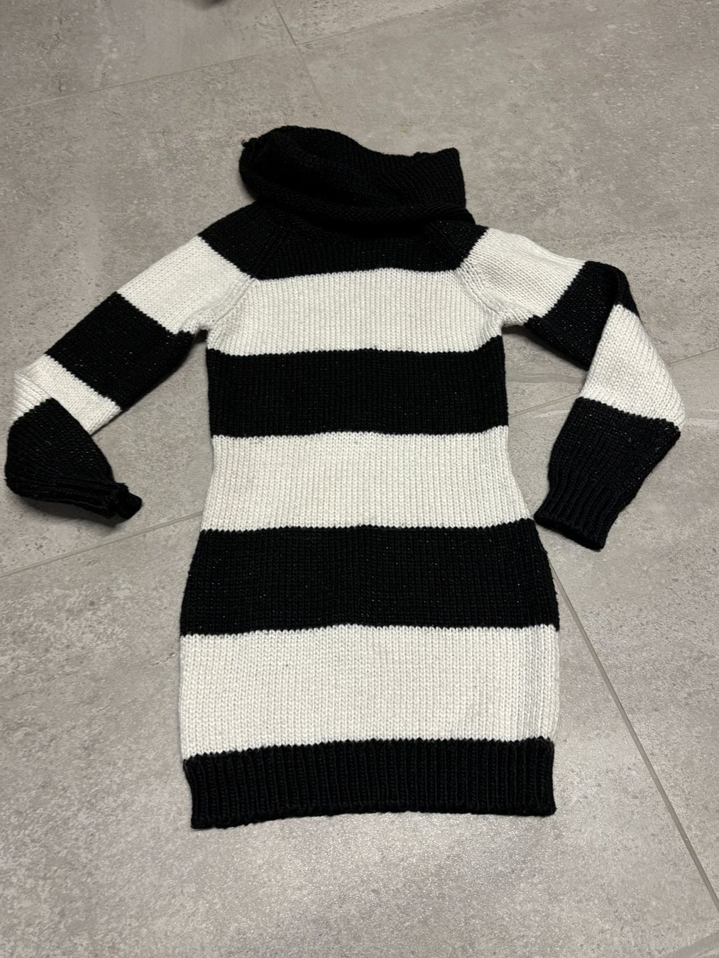 Robes et jupes: Robe pull rayée col roulé noire et blanche taille 134 – D'occasion à Salvenach par gwenwywar