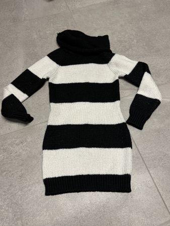 Robe pull rayée col roulé noire et blanche taille 134