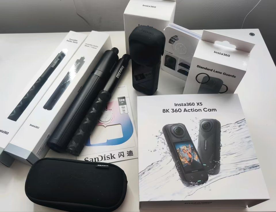 Insta360 Action Cam: Insta360 X5 mit original Zubehör – Usato da Lachen SZ venduto da leger