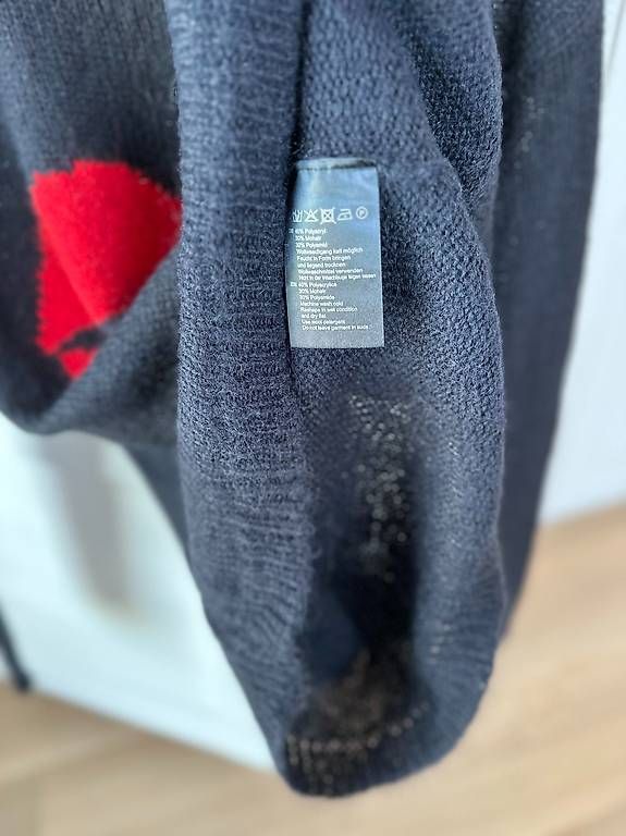 Pullover & Sweatshirts: Strickpullover von Hallhuber mit XXL Lippe – Gebraucht aus St. Gallen von Sabrinaaa 4