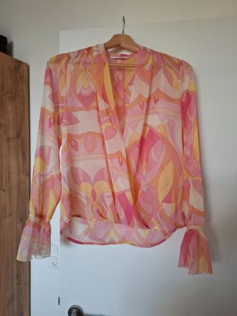 Zauberhafte, leicht transparente Bluse mit Print.