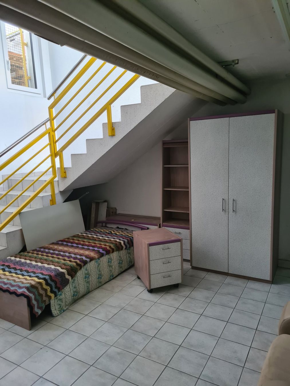 Schränke: Ensemble chambre meuble gris et violet 6 piéces – Gebraucht aus Monthey von 187-zeroo 6