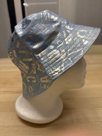 Damen Fischerhut hellblau mit Silberprint Grösse 48 gut erh