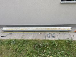 Markise mit Kurbel und Schrauben