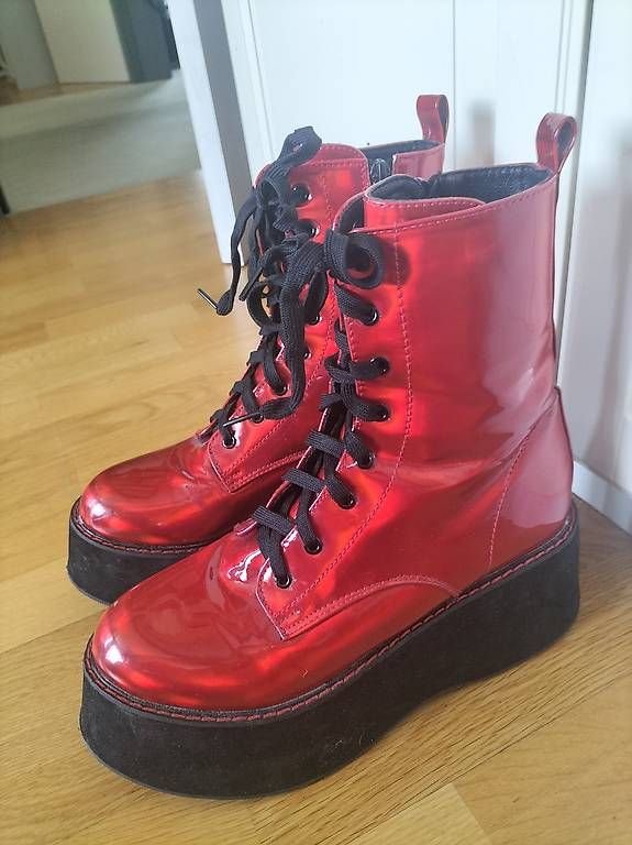 Chaussures femmes: Bottines plateforme rouge brillant à reflets – D'occasion à Vevey par fra_fs8w 1