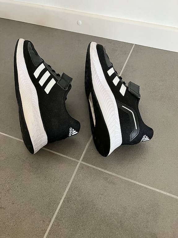 Herrenschuhe: Chaussures de sport addidas 40 – Gebraucht aus Genolier von Mamati3 3