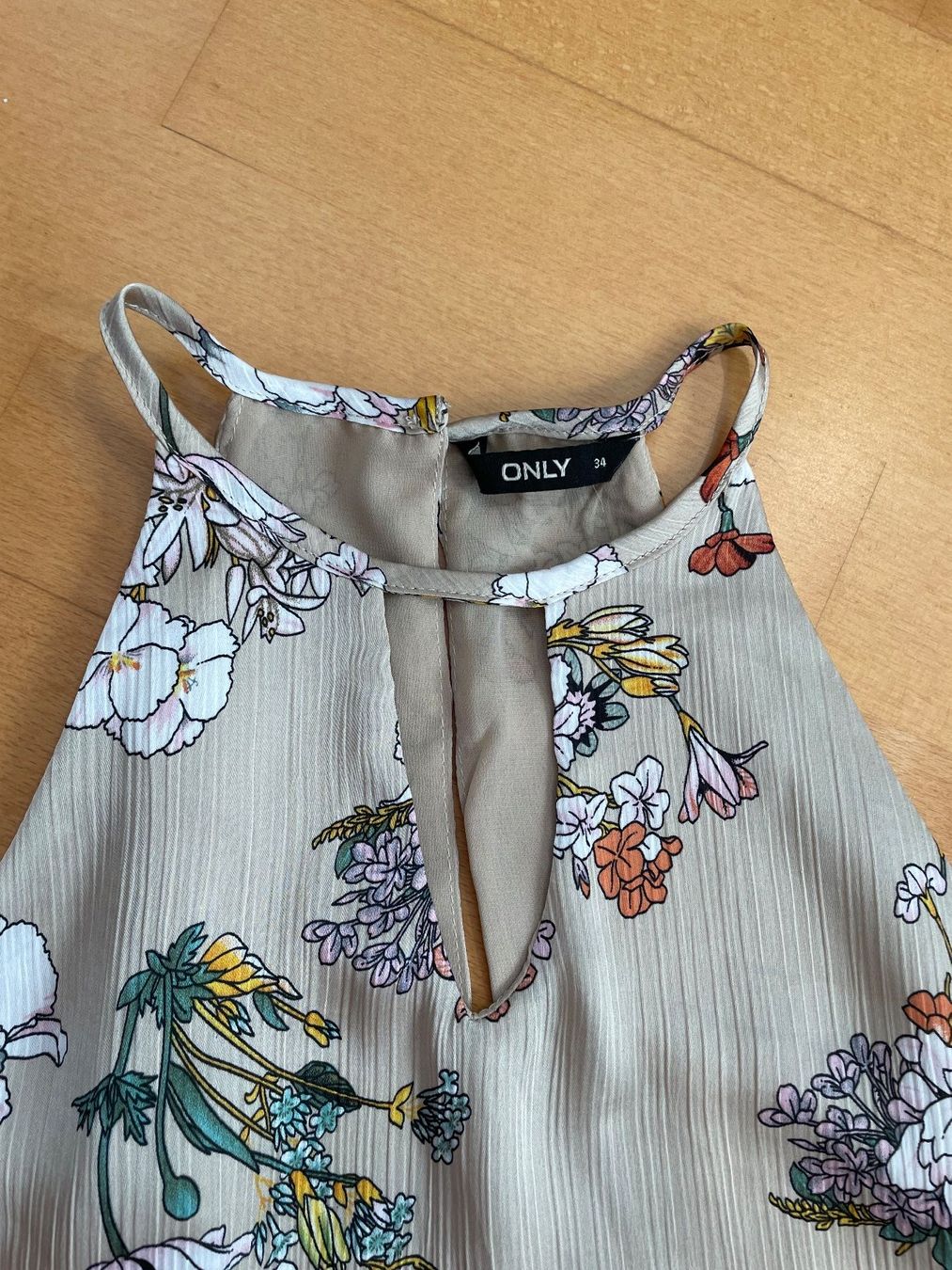 Only Kleider: ONLY Sommerkleid, Grösse 34, Blumenmuster, Beige – Gebraucht aus Hubersdorf von JanasHeartTreasures 1