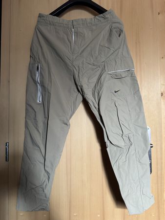 Pantalon cargo Nike, taille M, parfait pour l'automne!