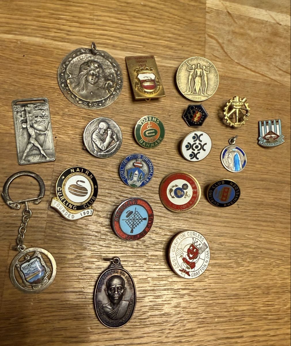 Placchette & Badge: Lot Pin Broschen Anhänger Abzeichen – Usato da Goldach venduto da Donpancho