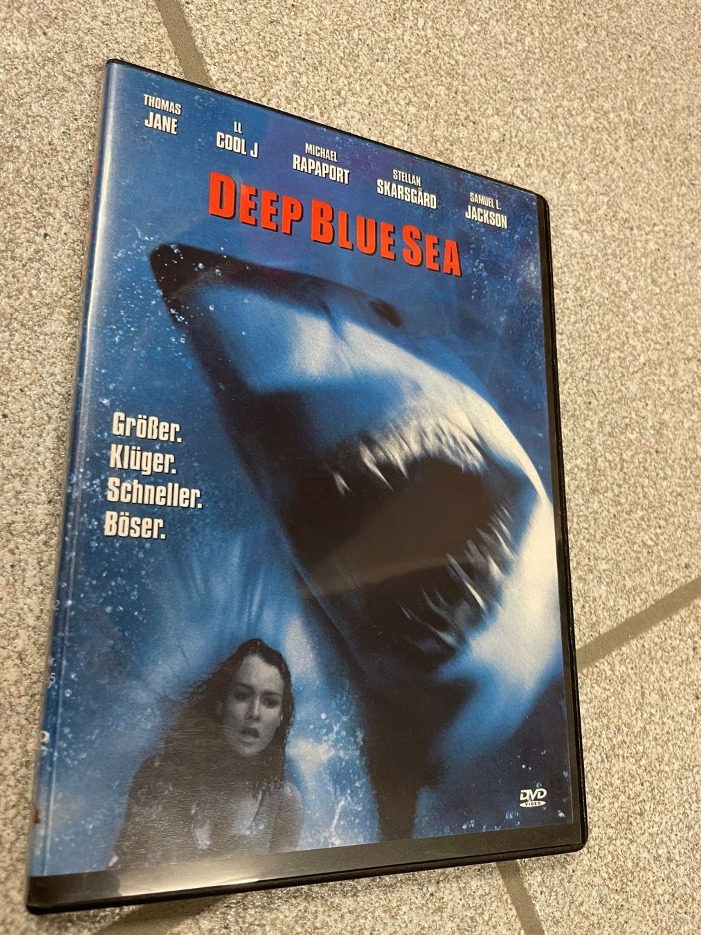Tutti i DVDs: Deep Blue Sea (DVD) – Usato da Eschen venduto da 33shaggy33