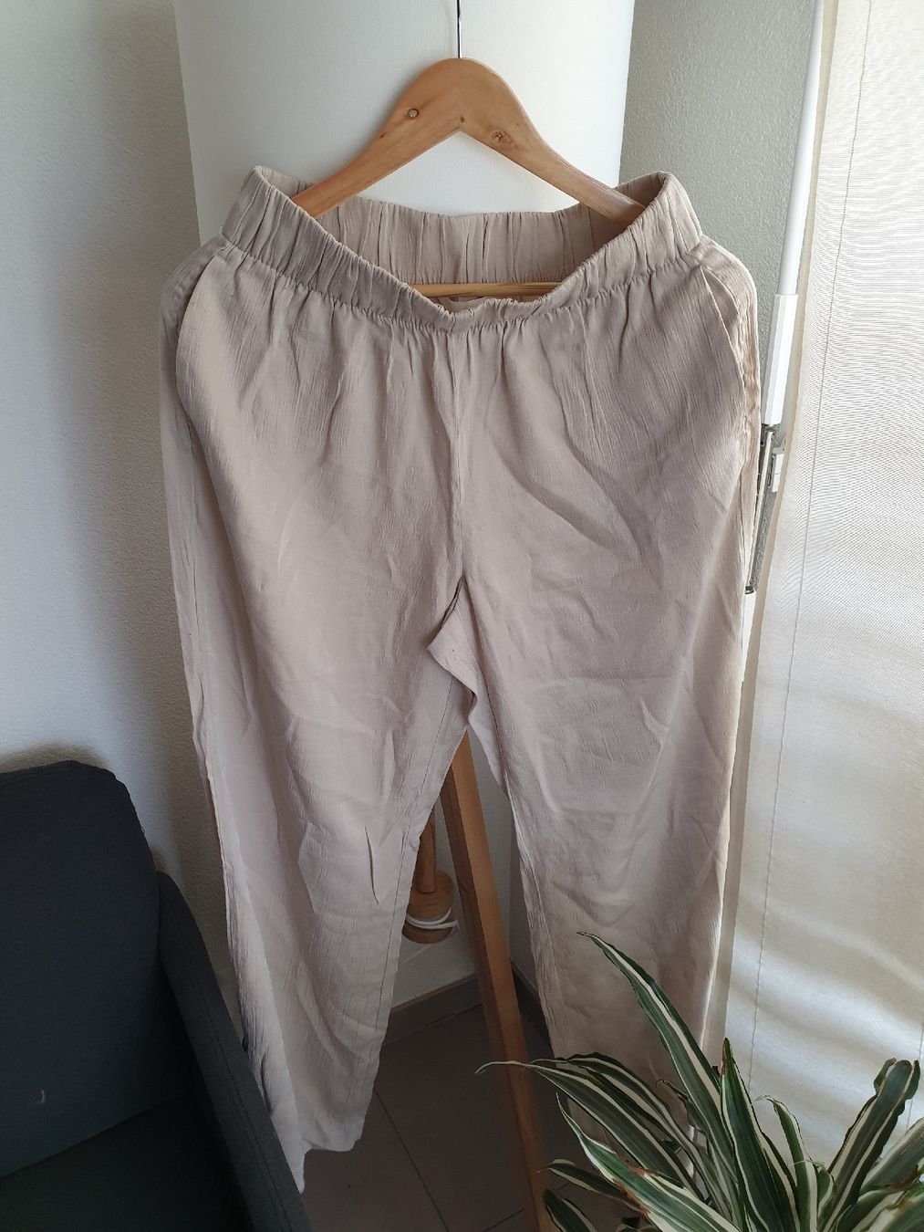 H&M Hosen: H&M Beige Flare Pants – Gebraucht aus Aigle von Smagbrelle18