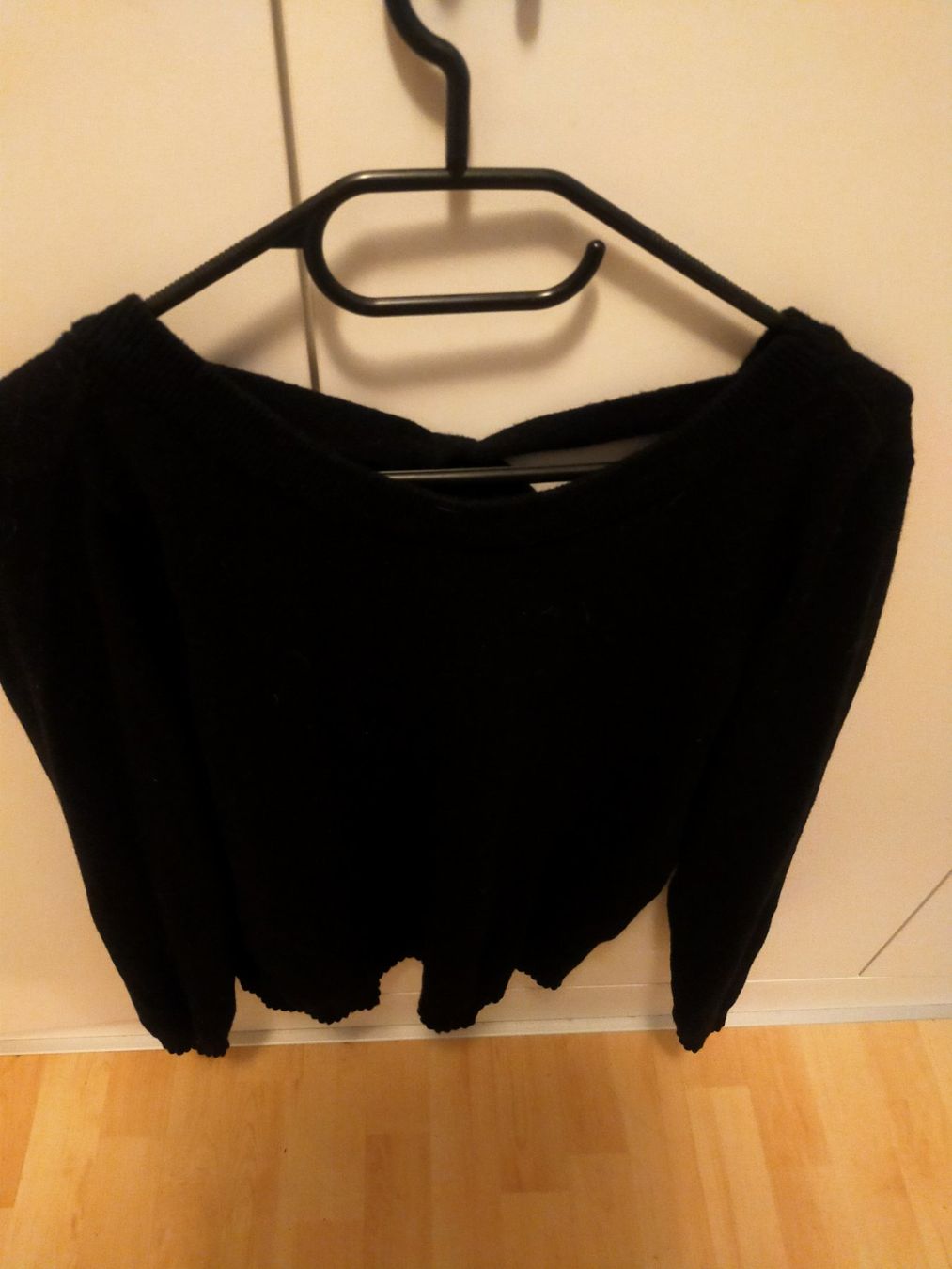 Pullover & Sweatshirts: Schwarzer flauschiger Pullover mit Schleife am Rücken – Gebraucht aus Tägerig von mikky02