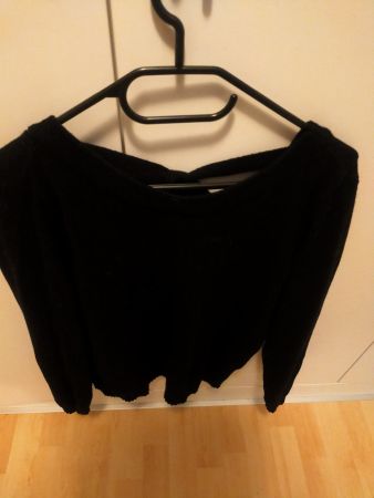 Schwarzer flauschiger Pullover mit Schleife am Rücken