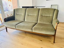 Elegantes Vintage 3-Sitzer Sofa  Olivgrün mit Holzgestell
