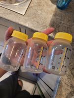 3 Medela Muttermilchflaschen 150ml mit Deckeln NEU