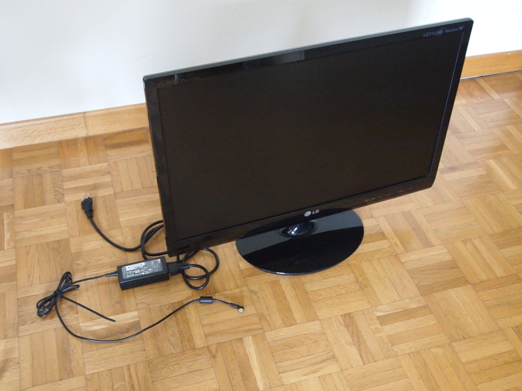 LG Televisori: Écran LG Flatron 22EA53 27" - Parfait éta – Usato da Plan-Les-Ouates venduto da Sky17 1