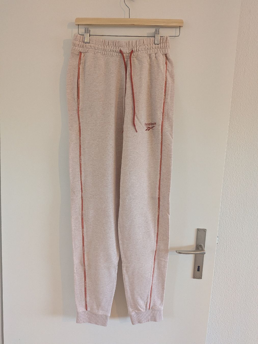 Reebok Lotti di vestiti: Reebok set - Joggers & Sweatshirt, Small Excellent condition – Nuovo (secondo la descrizione) da Wettingen venduto da ann_hzb5 3