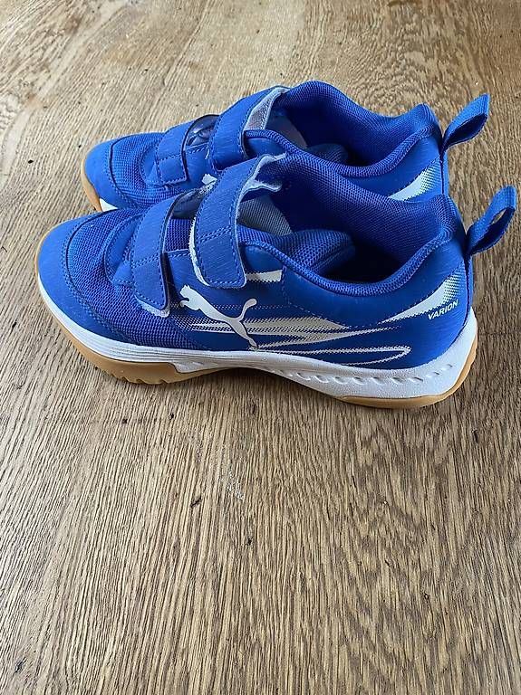 Adidas Schuhe für Jungen: Hallenturnschuh Gr 35 – Gebraucht aus Freienstein von chatlinsky