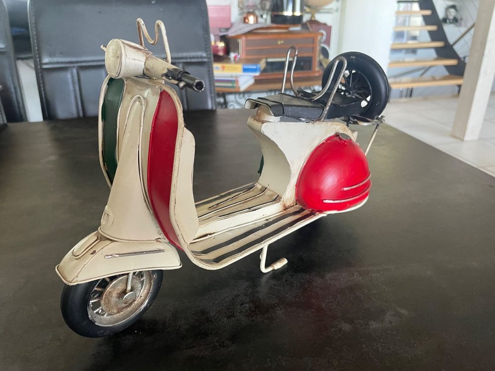 Le Scooter Jaune A La Jeune Fille En Miniature Façon Jouet Ancien En Metal 13281