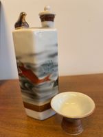 Asiatische Porzellan Saki-Flasche mit Vogel und Schale.