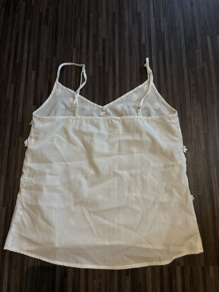 Top: Weisses Sommer Top mit Blumenmuster – Nuovo (secondo la descrizione) da Sumiswald venduto da fid_v269 1