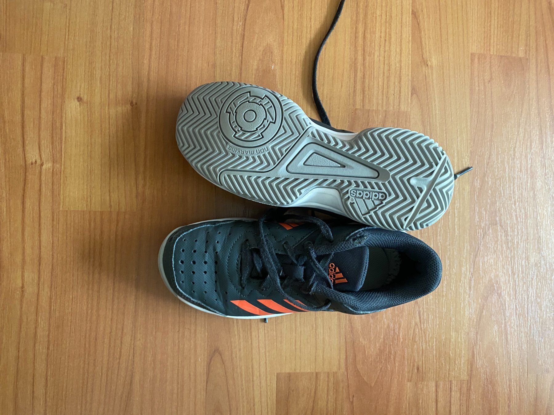Adidas Scarpe per ragazzi: Adidas Hallenturnschuhe – Usato da Hergiswil LU venduto da Kubb76