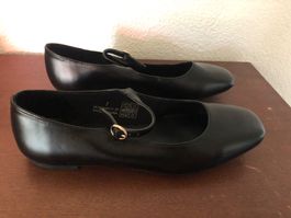 Schwarze Riemchenballerinas