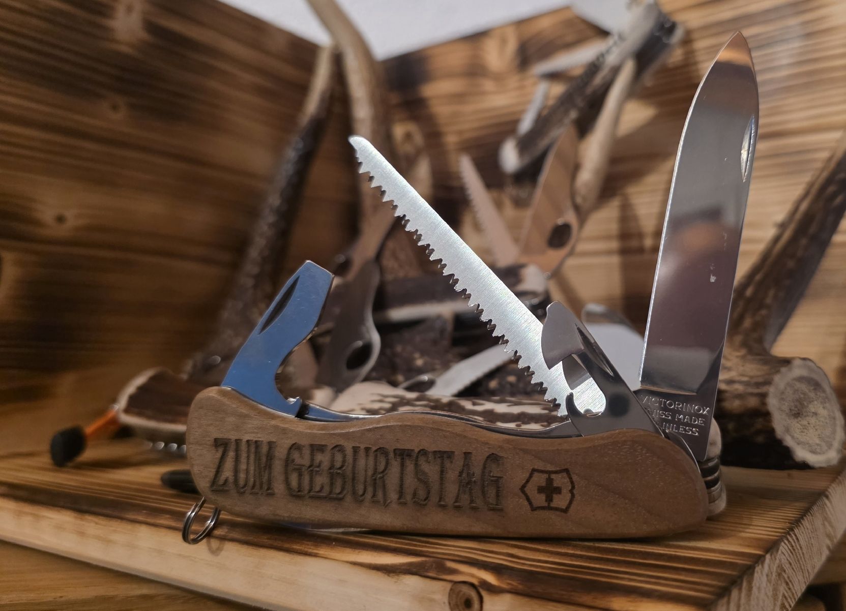Victorinox Taschenmesser: Victorinox Forester Wood, Gravur "Zum Geburtstag" – Neu und originalverpackt aus Trimmis von leonidas3