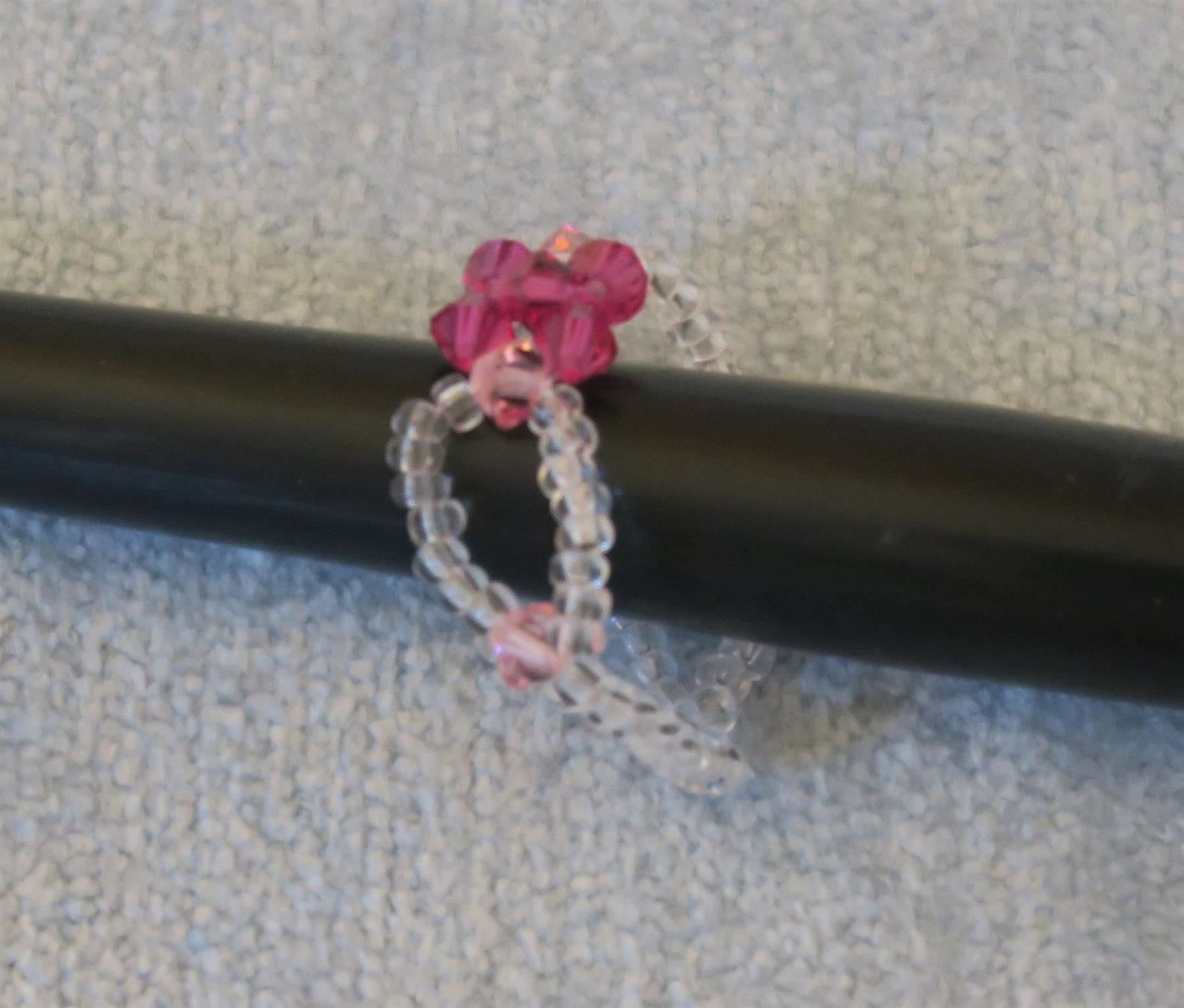 Anelli: Ring aus Glasperlen rosa/weiss – Usato da Brittnau venduto da marlenestone 3