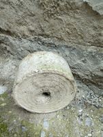 Betonsockel, Runder Beton-Fundamentsblock mit Loch 