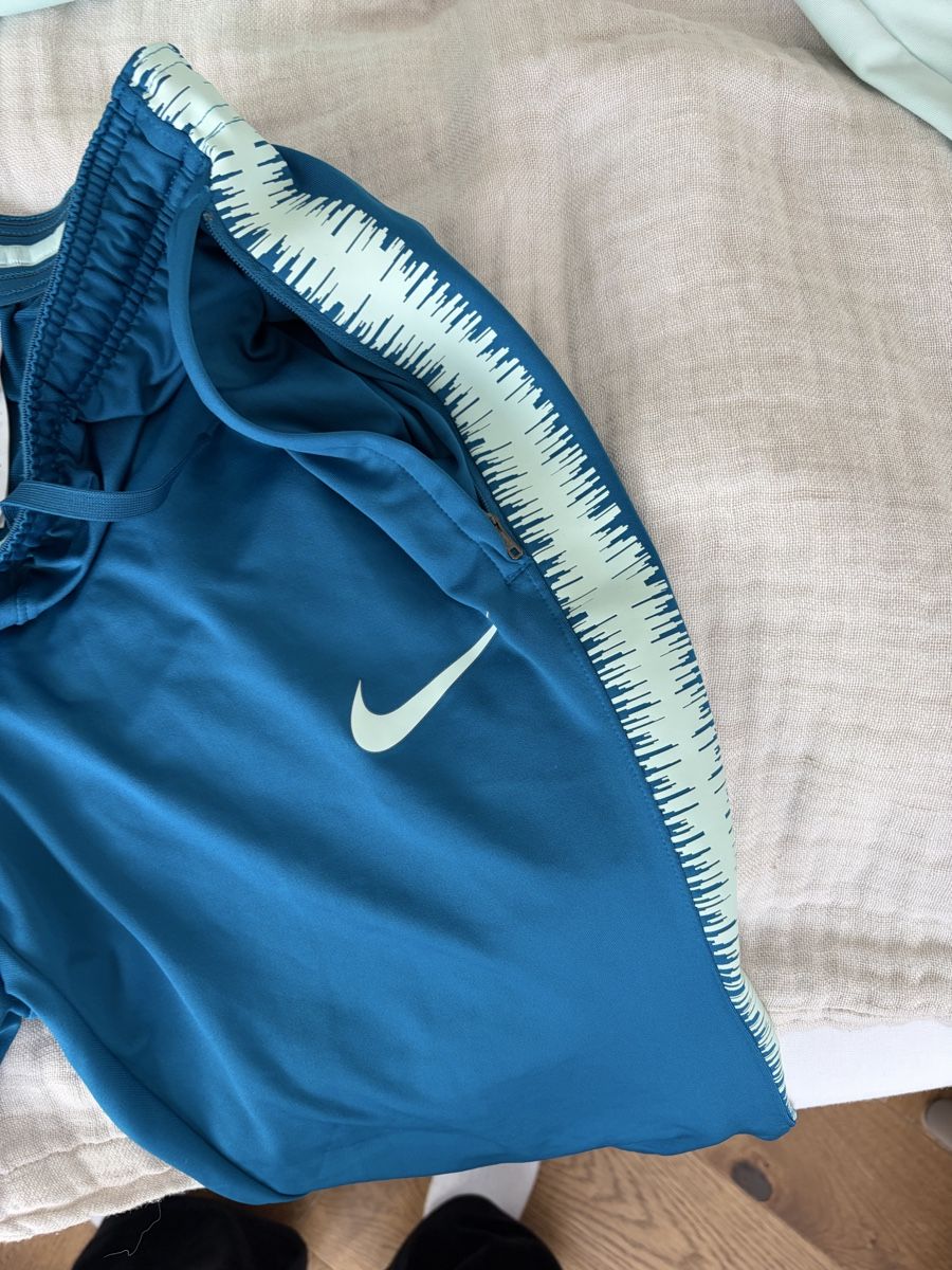 Nike Kleiderpakete: Ensemble de survêtement Atletico de Madrid – Neu (gemäss Beschreibung) aus Pully von ari_78pk 6