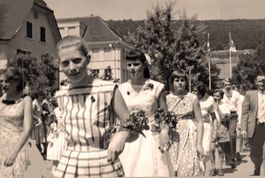 Umzug junger Frauen (Schule 1958)