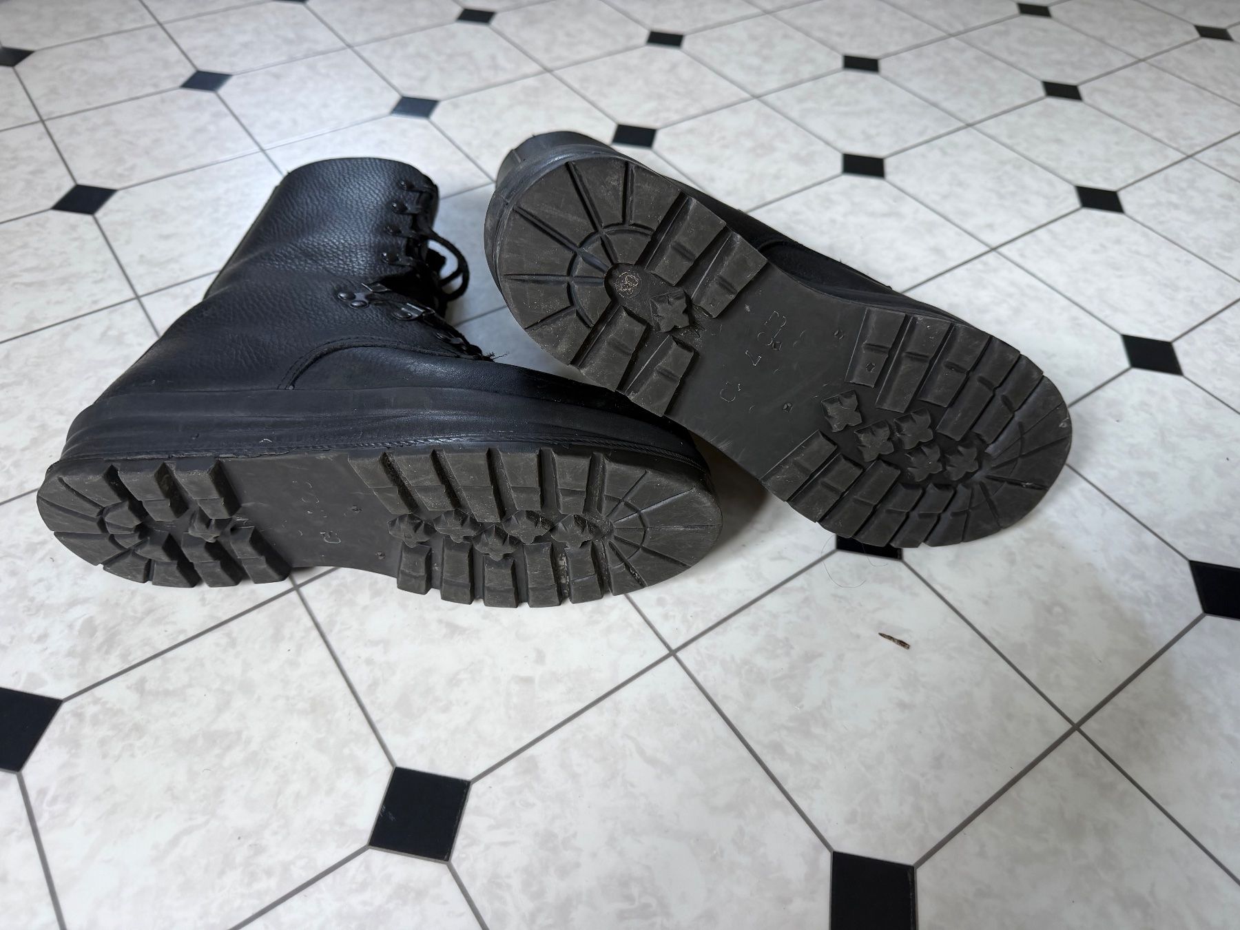 Schweizer Armee Scarpe da uomo: Schweizer Armee Kampfstiefel - wenig gebraucht - ca. Gr. 42 – Usato da Mitlödi venduto da ax20 1