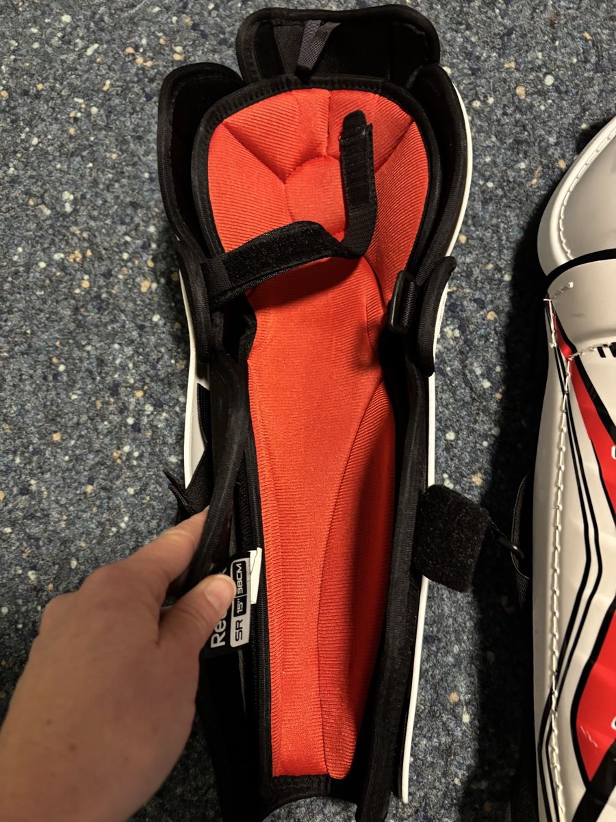 Reebok Protezioni & Imbottiture: Eishockey Beinschoner mit Strumpf – Usato da Hinwil venduto da princess_12 2