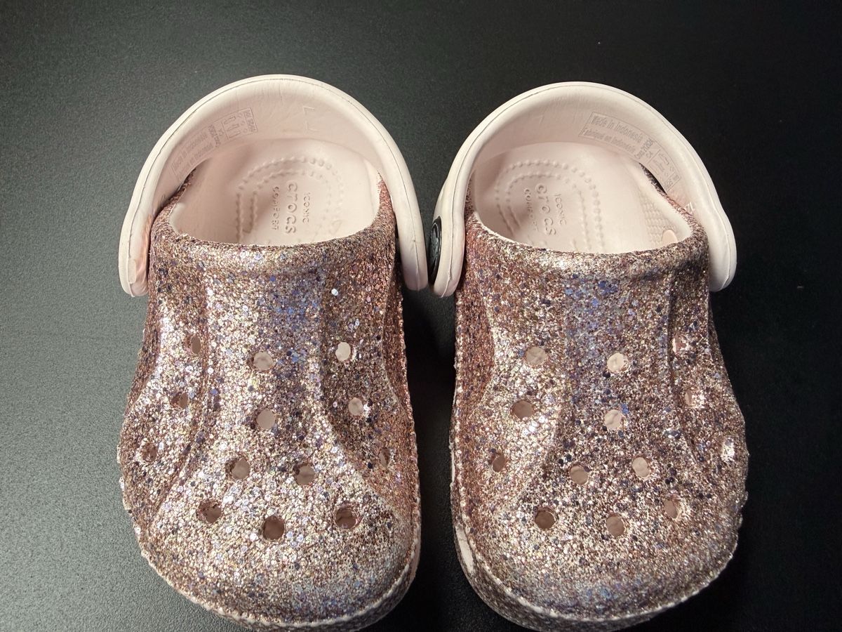 Crocs Scarpe per ragazze: Authentic Pink Glitter Crocs Size 19/20 Very Good Condition – Usato da Diessenhofen venduto da mar_8cyl 7