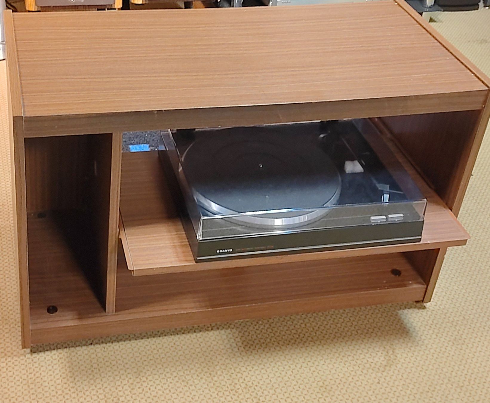 Mobili TV: Stereo-Möbel und/oder TV-Möbel mit Auszug in braun mit Räder – Usato da Kirchberg BE venduto da RadioGerberPrivat 1