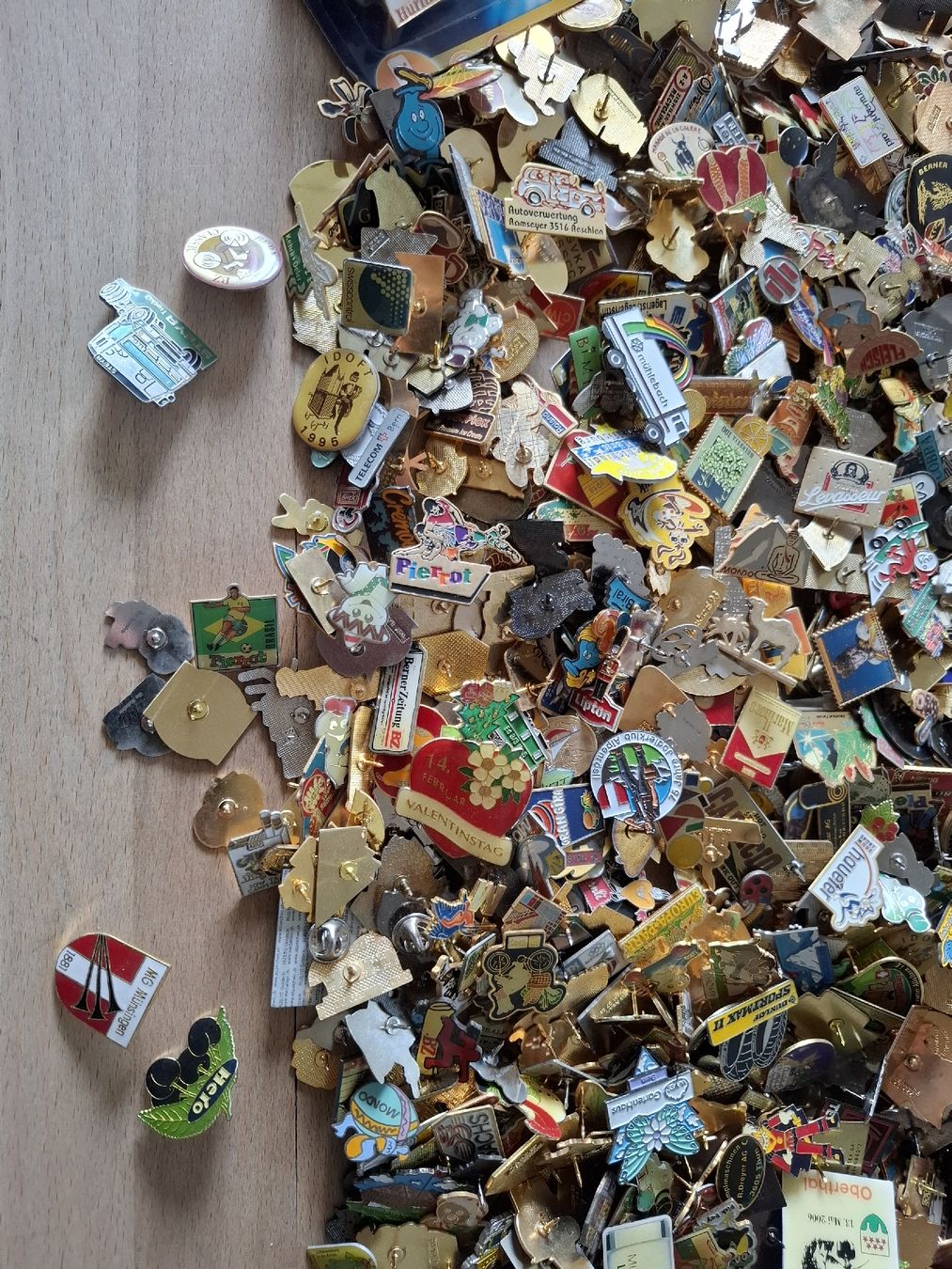 Giocattoli: Grosse Sammlung Pins, Anstecknadeln – Usato da Bleiken b. Oberdiessbach venduto da Trinneli 5