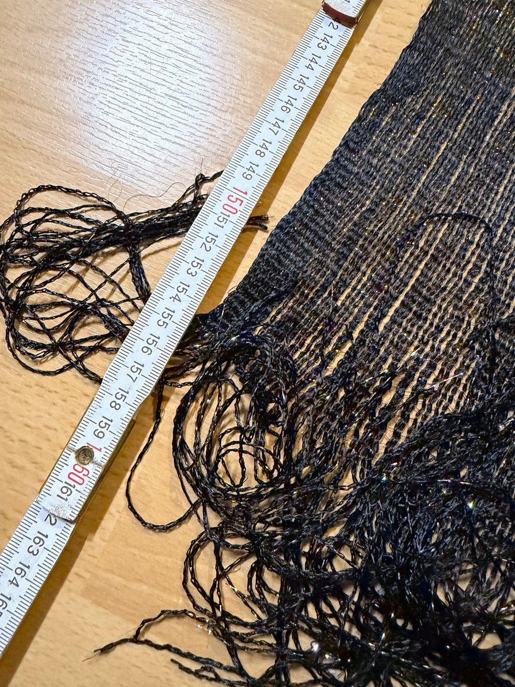 Foulard & Sciarpe: Schwarzer Schal mit Silberfäden – Usato da Grosswangen venduto da shoes.bags.and.co 4