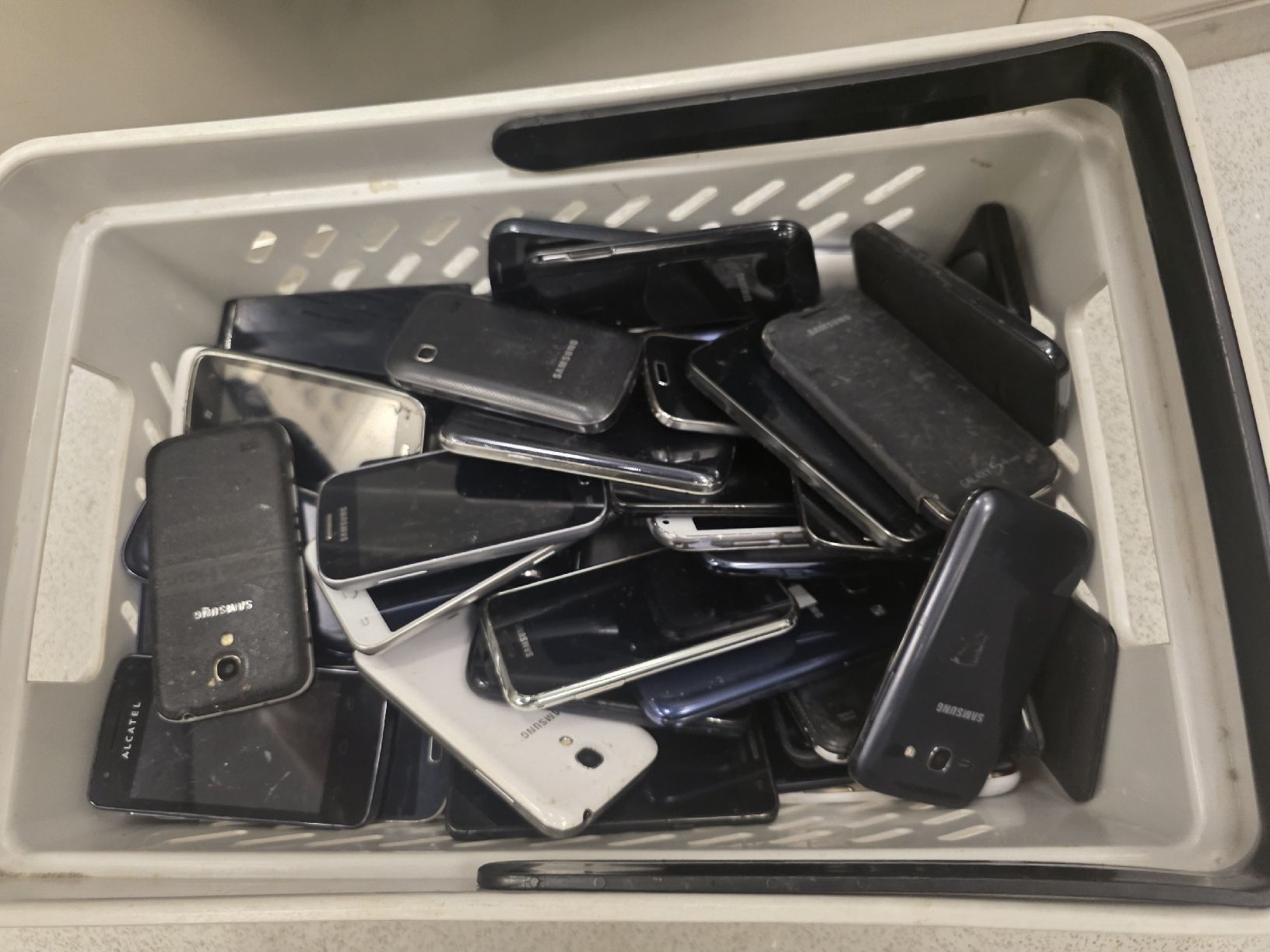 Telefoni cellulari / Smartphones: Konvolut / Posten: Ca. 160 Android-Smartphones (Bastlerware  – Difettoso da Olten venduto da Prinzenstyle