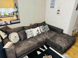 Hecksofa mit elektrischer Vorziehfunktion